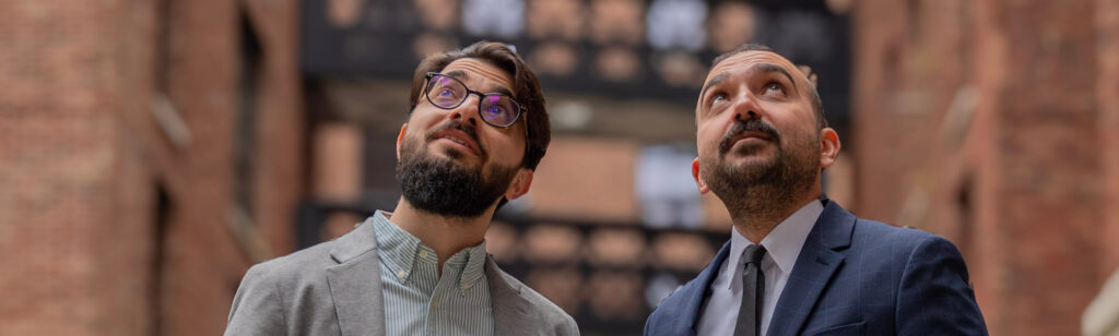 Muhammed en Talha kijken naar boven